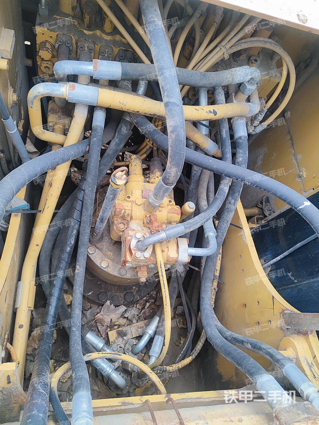 回轉(zhuǎn)馬達(dá)和主控閥(整機(jī)外觀) 回轉(zhuǎn)馬達(dá)和主控閥(整機(jī)外觀)