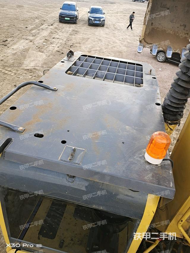 駕駛室頂部(整機(jī)外觀) 駕駛室頂部(整機(jī)外觀)