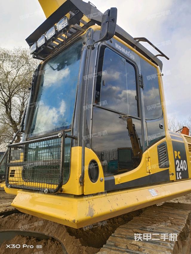 駕駛室整體(整機(jī)外觀) 駕駛室整體(整機(jī)外觀)