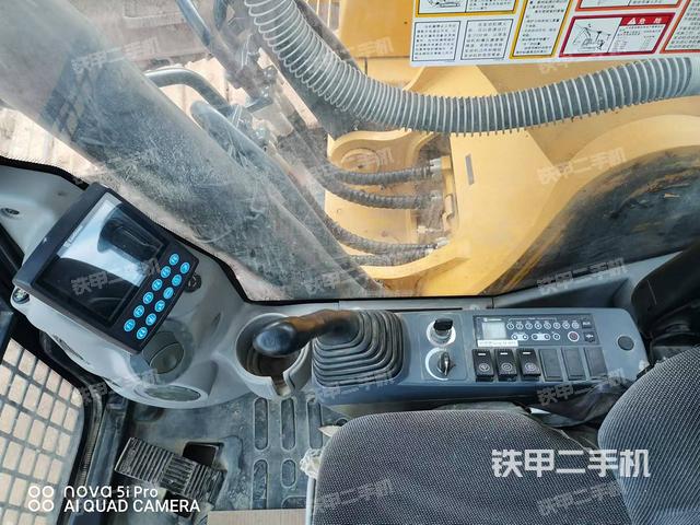 行走控制手柄和踏板?俯拍(駕駛室部分) 行走控制手柄和踏板?俯拍(駕駛室部分)