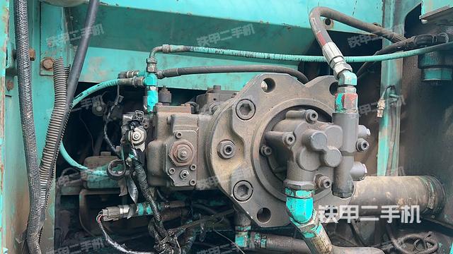 液壓泵艙室正面整體（整機外觀）