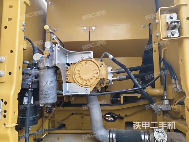 液壓泵艙室正面整體(整機外觀) 液壓泵艙室正面整體(整機外觀)