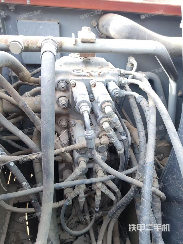 回轉(zhuǎn)馬達和主控閥（整機外觀）