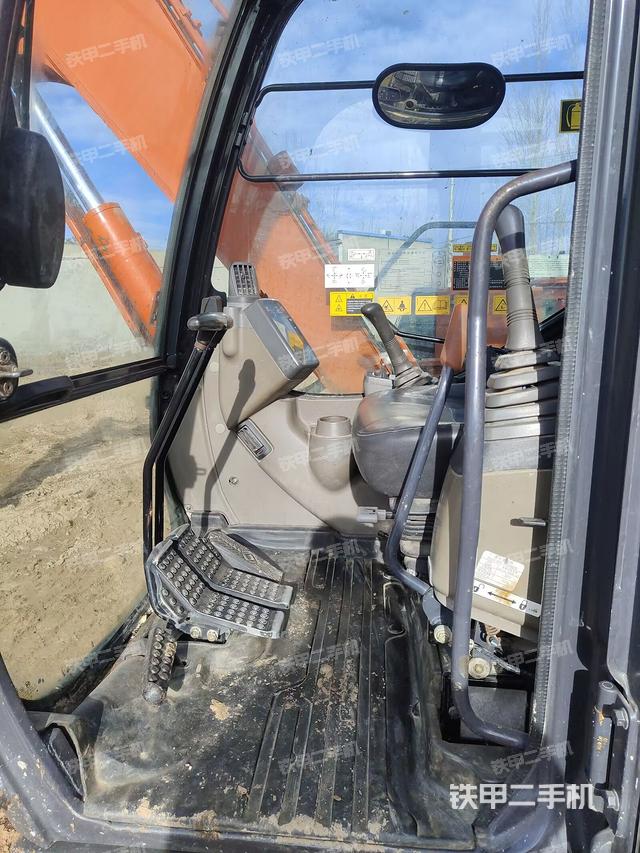 駕駛室頂部（整機外觀）