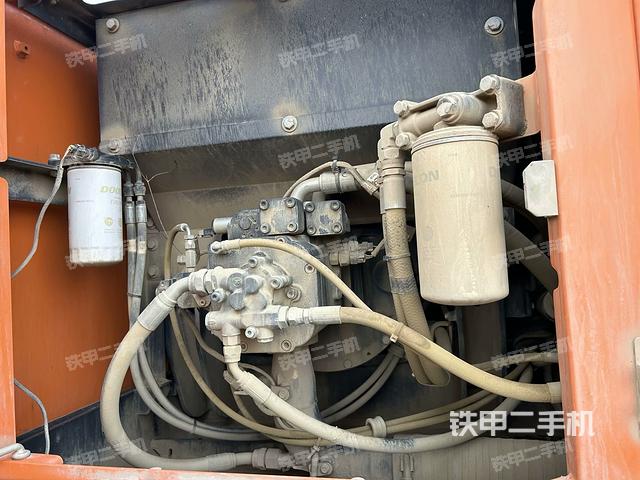 液壓泵艙室正面整體(整機外觀) 液壓泵艙室正面整體(整機外觀)