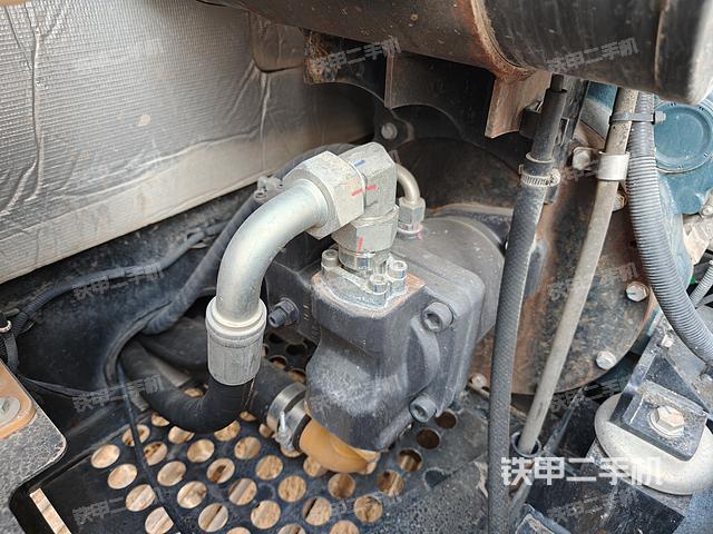 液壓泵艙室正面整體（整機外觀）