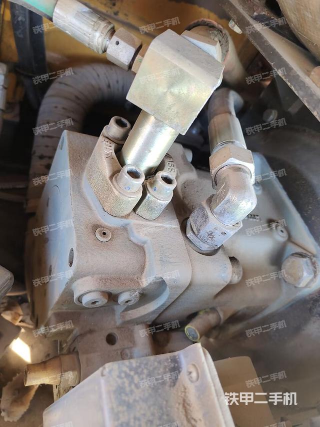 液壓泵艙室正面整體(整機(jī)外觀) 液壓泵艙室正面整體(整機(jī)外觀)