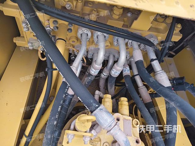 回轉(zhuǎn)馬達和主控閥(整機外觀) 回轉(zhuǎn)馬達和主控閥(整機外觀)