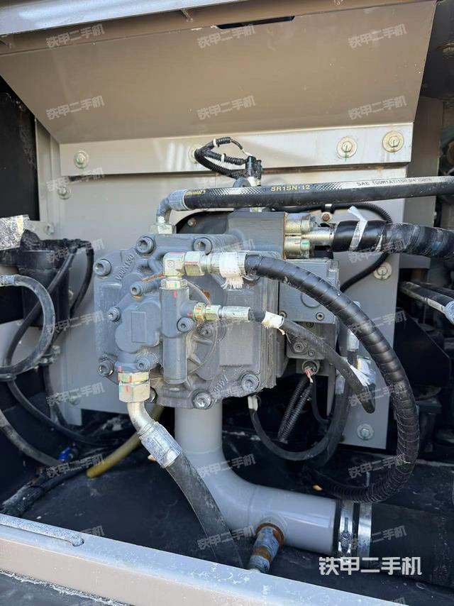 液壓泵艙室正面整體（整機(jī)外觀）