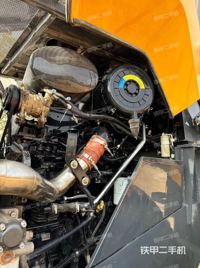 發(fā)動(dòng)機(jī)右側(cè)（整機(jī)外觀及大件）