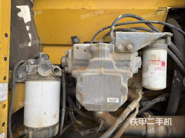 液壓泵艙室正面整體（整機外觀）