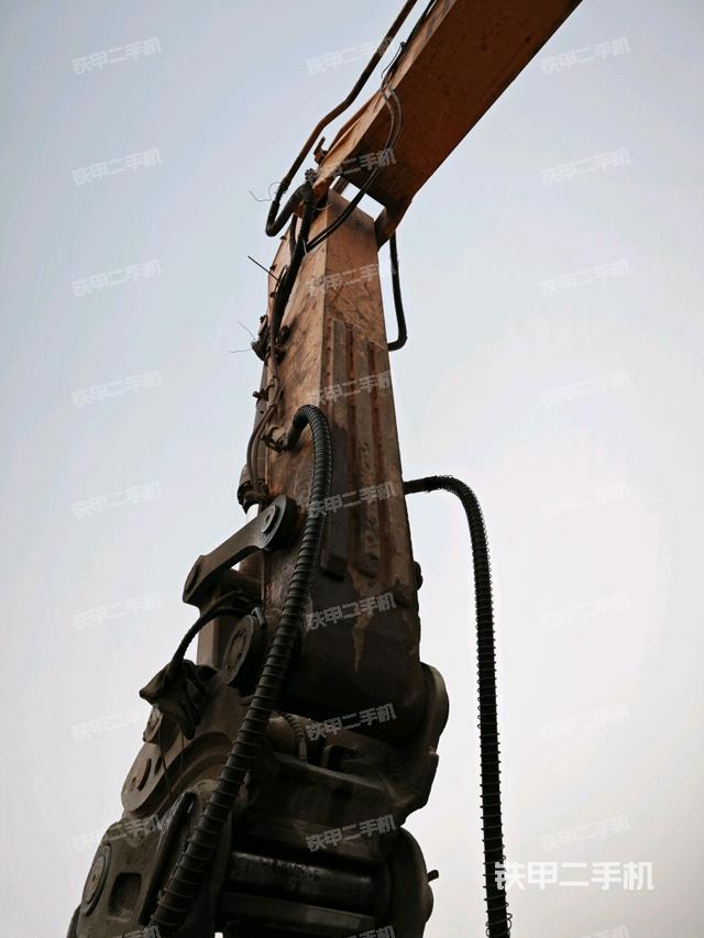 小臂整體左后(工作和回轉裝置) 小臂整體左后(工作和回轉裝置)