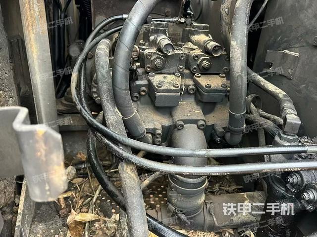 液壓泵艙室正面整體(整機(jī)外觀) 液壓泵艙室正面整體(整機(jī)外觀)