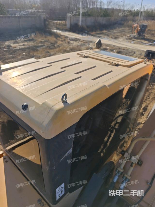 駕駛室頂部（整機外觀）