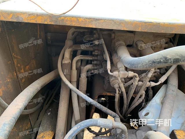 回轉(zhuǎn)馬達(dá)和主控閥（整機(jī)外觀(guān)）