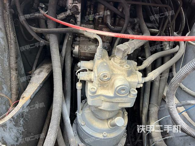 回轉(zhuǎn)馬達(dá)和主控閥(整機(jī)外觀) 回轉(zhuǎn)馬達(dá)和主控閥(整機(jī)外觀)