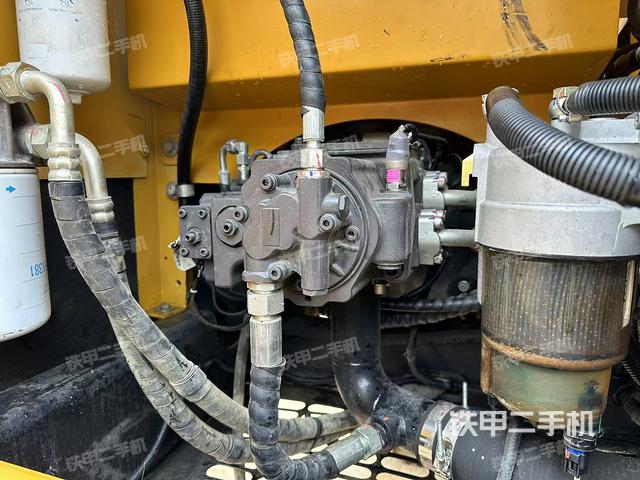 液壓泵艙室正面整體(整機外觀) 液壓泵艙室正面整體(整機外觀)