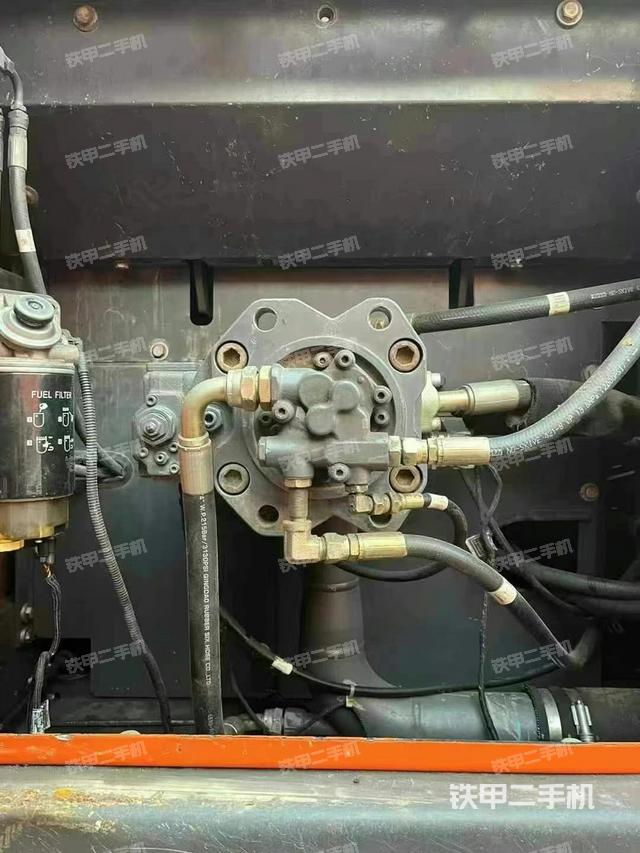 液壓泵艙室正面整體（整機外觀）