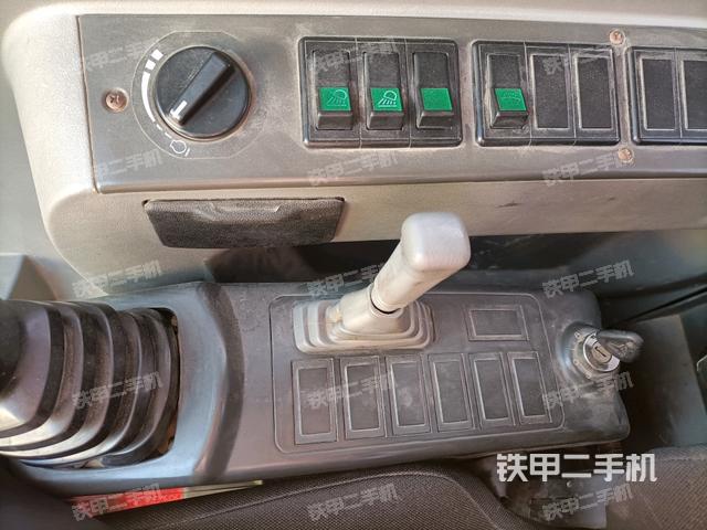 座椅右側(cè)控制臺/鑰匙門/油門/含右手柄(駕駛室部分) 座椅右側(cè)控制臺/鑰匙門/油門/含右手柄(駕駛室部分)