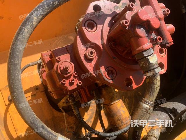 液壓泵艙室正面整體(整機(jī)外觀) 液壓泵艙室正面整體(整機(jī)外觀)
