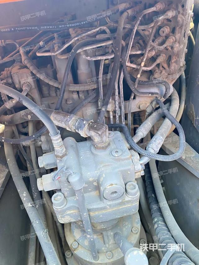 回轉(zhuǎn)馬達(dá)和主控閥（整機(jī)外觀）