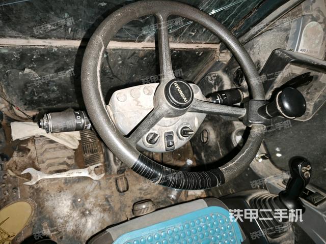 行走控制手柄和踏板?俯拍(駕駛室部分) 行走控制手柄和踏板?俯拍(駕駛室部分)