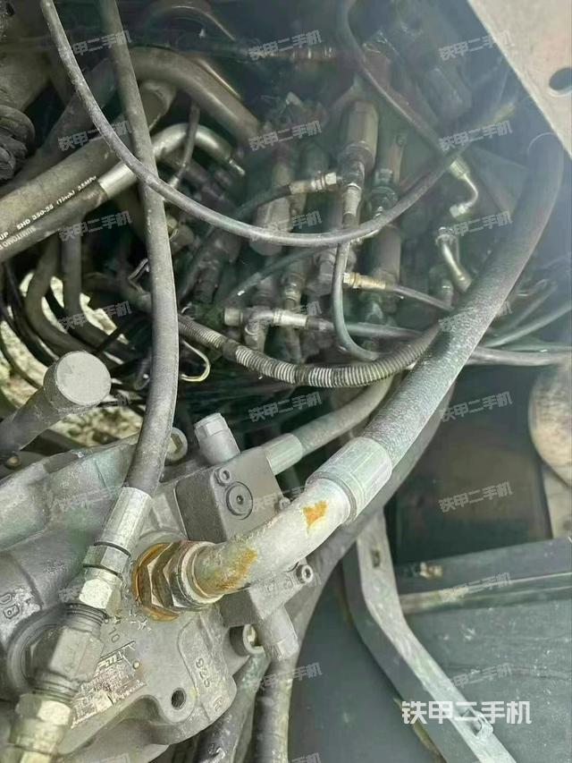 回轉(zhuǎn)馬達(dá)和主控閥（整機(jī)外觀）