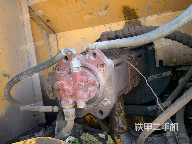 液壓泵艙室正面整體（整機外觀）