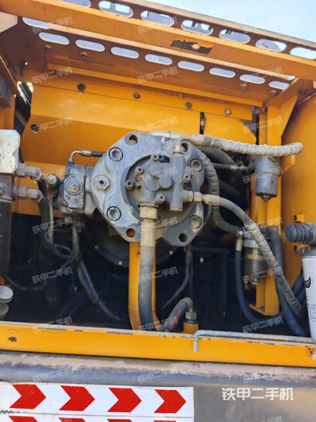 液壓泵艙室正面整體（整機外觀）