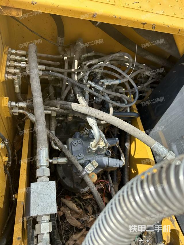 回轉馬達和主控閥(整機外觀) 回轉馬達和主控閥(整機外觀)