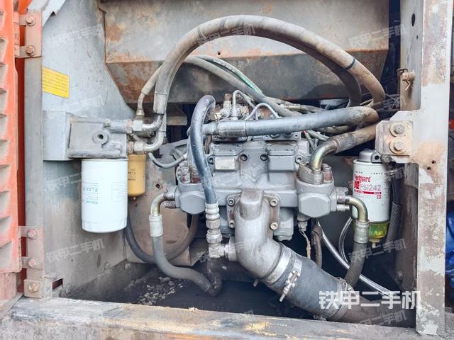 液壓泵艙室正面整體(整機外觀) 液壓泵艙室正面整體(整機外觀)