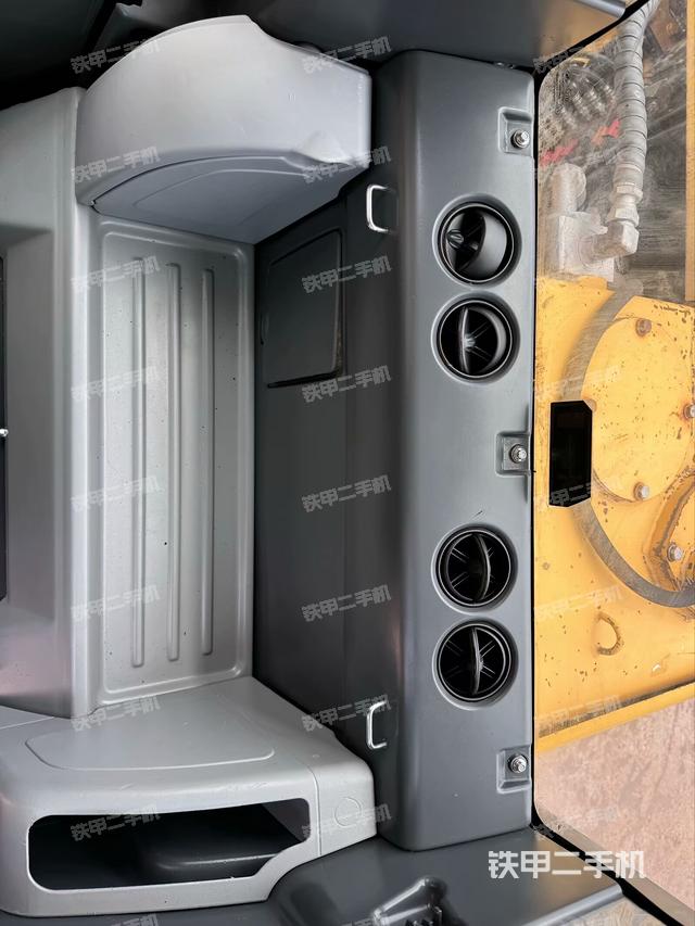 后窗玻璃角標(駕駛室部分) 后窗玻璃角標(駕駛室部分)