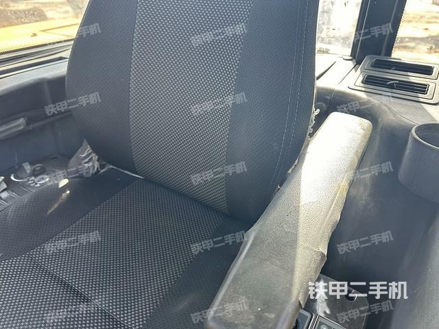 駕駛室整體(整機(jī)外觀) 駕駛室整體(整機(jī)外觀)