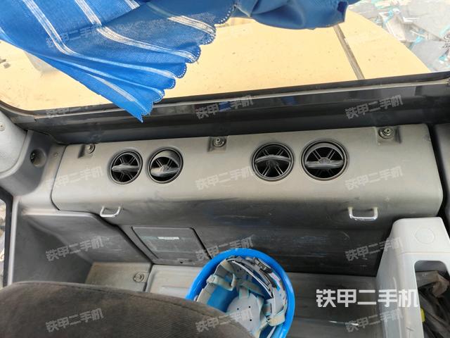 行走控制手柄和踏板?俯拍（駕駛室部分）