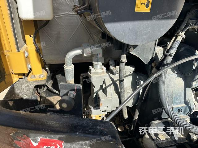 液壓泵艙室正面整體(整機(jī)外觀) 液壓泵艙室正面整體(整機(jī)外觀)