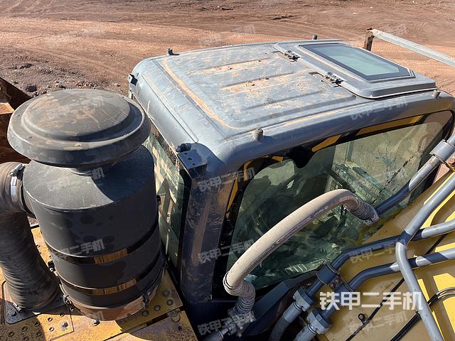 駕駛室頂部(整機(jī)外觀) 駕駛室頂部(整機(jī)外觀)