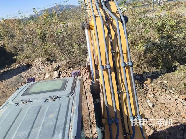 駕駛室頂部(整機(jī)外觀) 駕駛室頂部(整機(jī)外觀)