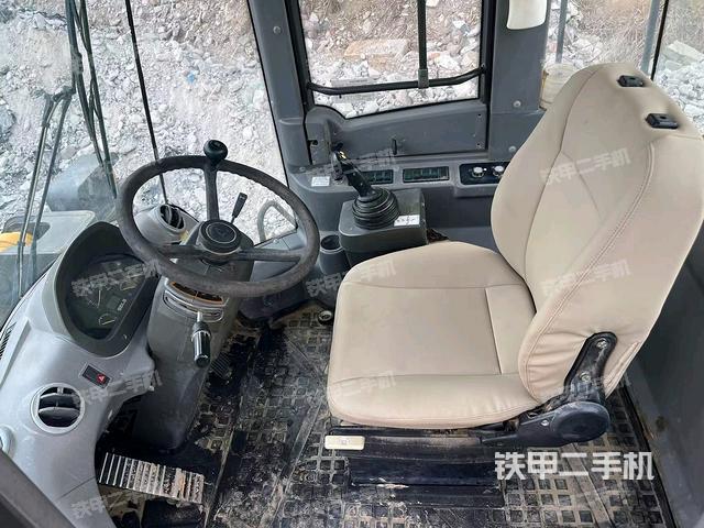 駕駛室操作臺(整機(jī)外觀及大件) 駕駛室操作臺(整機(jī)外觀及大件)