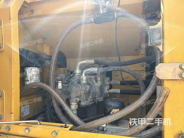 液壓泵艙室正面整體(整機外觀) 液壓泵艙室正面整體(整機外觀)