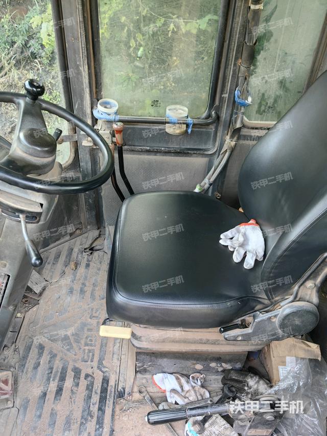 駕駛室內(nèi)部(駕駛室部分) 駕駛室內(nèi)部(駕駛室部分)