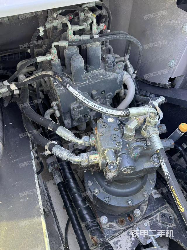 回轉(zhuǎn)馬達(dá)和主控閥（整機(jī)外觀）