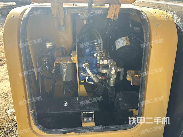 回轉(zhuǎn)馬達(dá)和主控閥(整機(jī)外觀) 回轉(zhuǎn)馬達(dá)和主控閥(整機(jī)外觀)