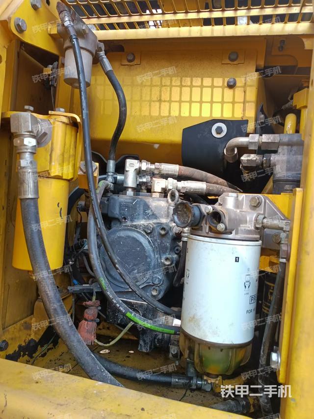 液壓泵艙室正面整體(整機外觀) 液壓泵艙室正面整體(整機外觀)