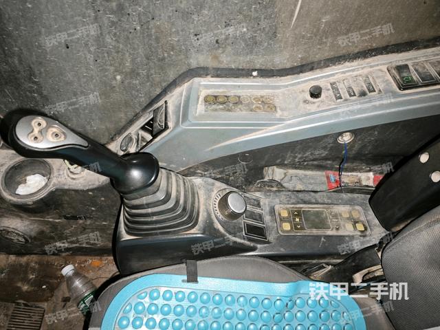 座椅右側控制臺/鑰匙門/油門/含右手柄(駕駛室部分) 座椅右側控制臺/鑰匙門/油門/含右手柄(駕駛室部分)