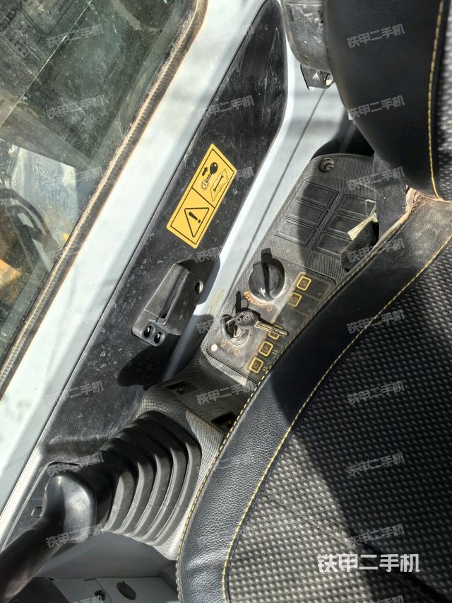 座椅右側(cè)控制臺/鑰匙門/油門/含右手柄（駕駛室部分）