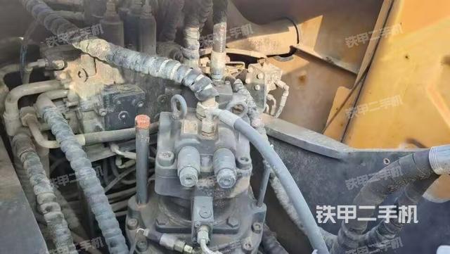 回轉(zhuǎn)馬達(dá)和主控閥(整機(jī)外觀) 回轉(zhuǎn)馬達(dá)和主控閥(整機(jī)外觀)