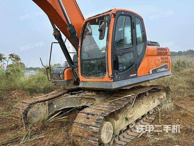 駕駛室整體(整機外觀) 駕駛室整體(整機外觀)