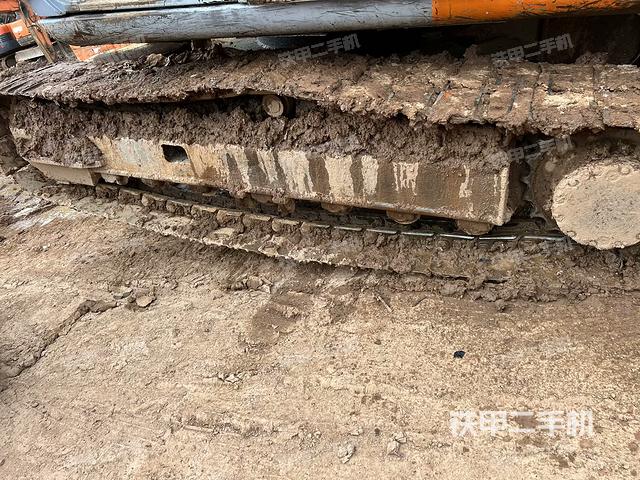 單側(cè)履帶整體(整機(jī)外觀) 單側(cè)履帶整體(整機(jī)外觀)