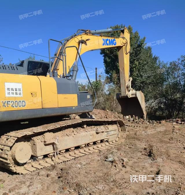 駕駛室整體(整機(jī)外觀) 駕駛室整體(整機(jī)外觀)