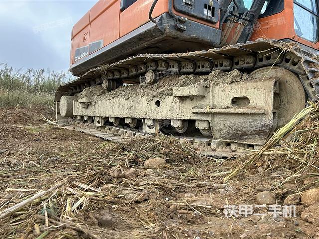 單側(cè)履帶整體(整機外觀) 單側(cè)履帶整體(整機外觀)